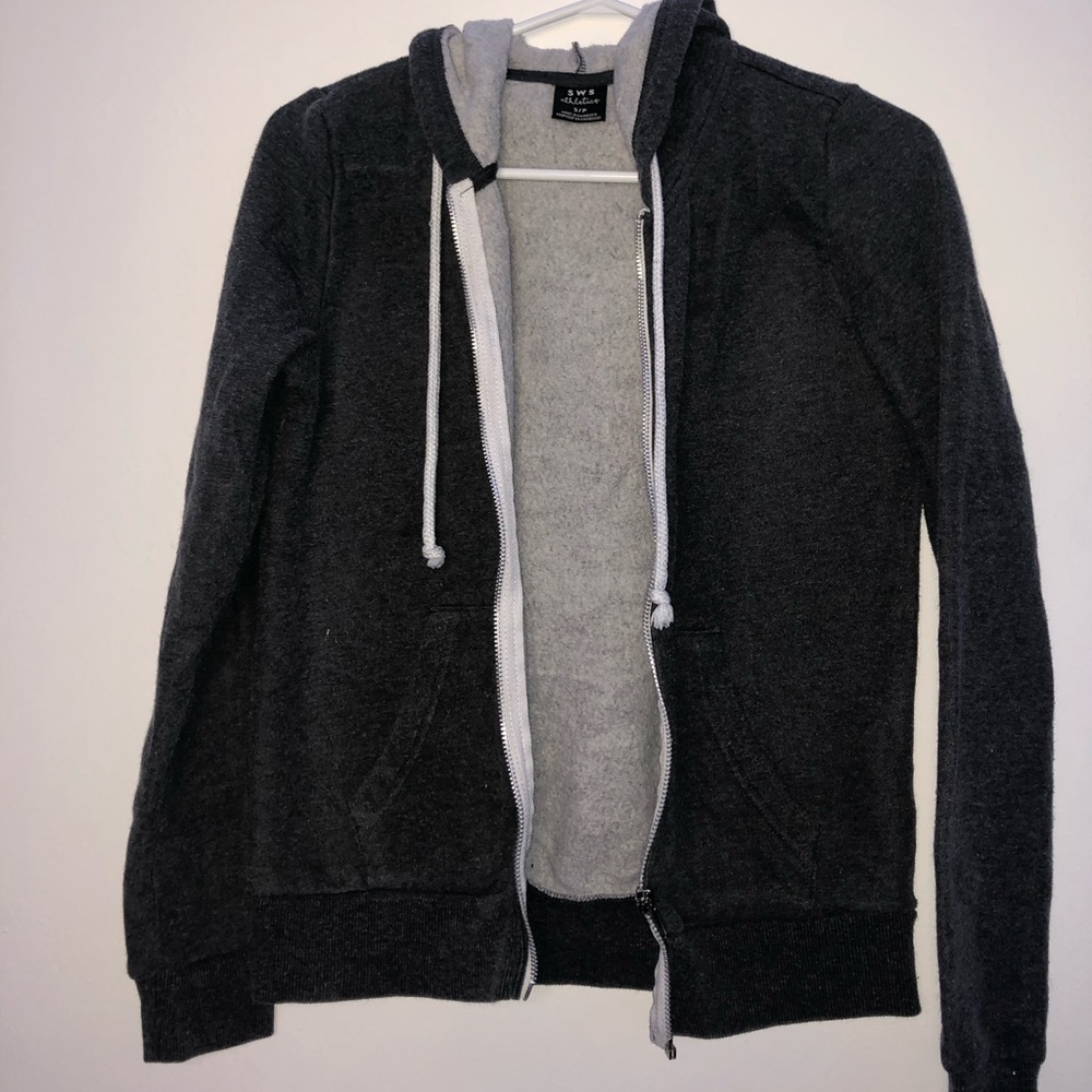 grey small zip up hoodie🧸